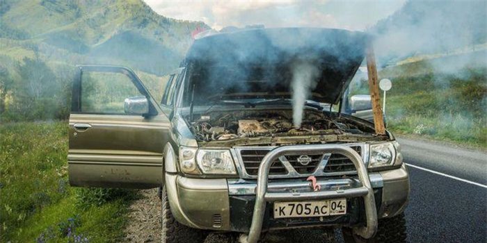 két nước ô tô bị sôi